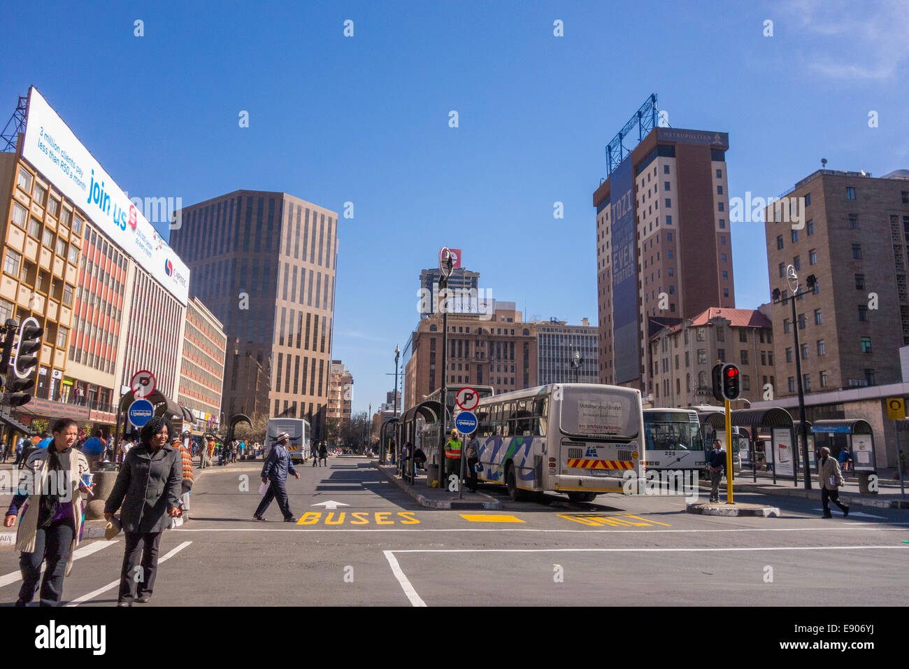 JOHANNESBURG, SUD AFRICA - I pedoni e gli autobus in centro citta'. Foto Stock