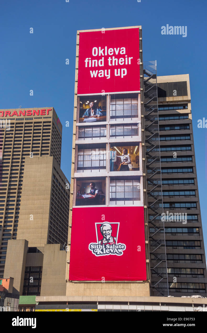 JOHANNESBURG, SUD AFRICA - Okleva KFC cartellone su edificio in Piazza Gandhi, nel centro storico della città. Foto Stock