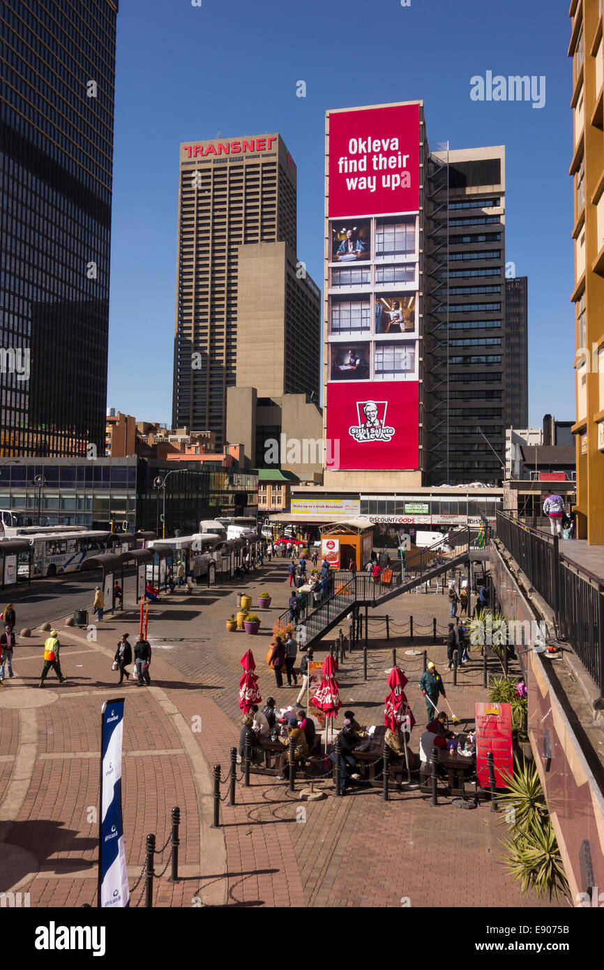 JOHANNESBURG, SUD AFRICA - Persone ed edifici in Gandhi Square, nel centro della città. Foto Stock