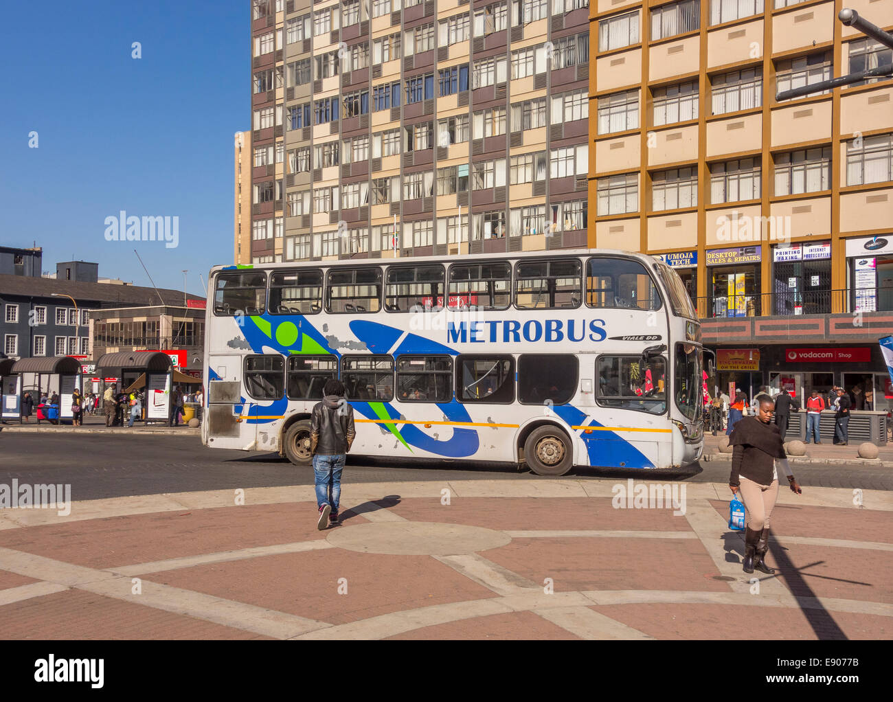 JOHANNESBURG, SUD AFRICA - Persone e Metrobus nella piazza di Gandhi, nel centro storico della città. Foto Stock