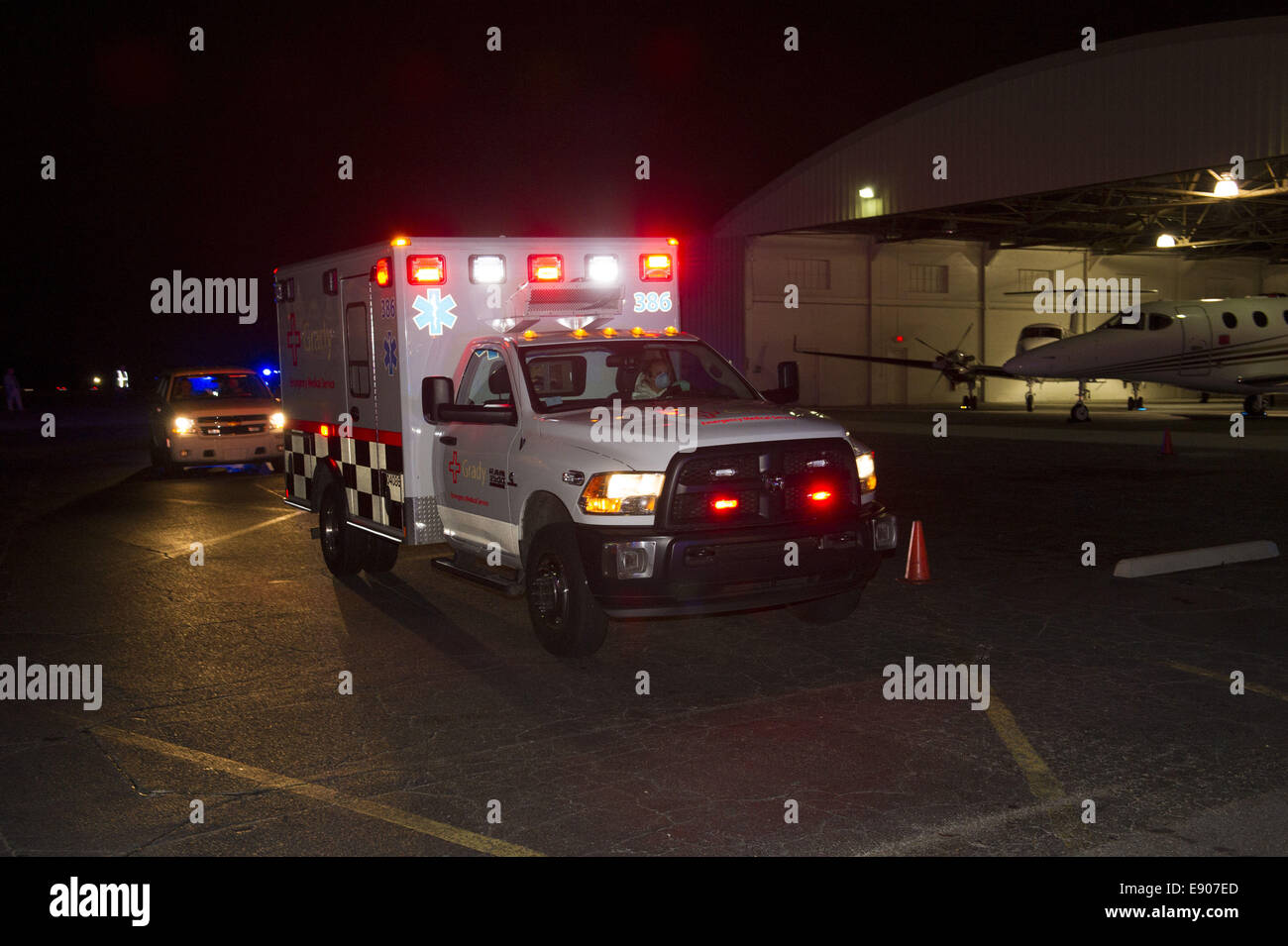 Atlanta, GA, Stati Uniti d'America. 15 ottobre, 2014. Il virus di Ebola paziente arriva a DeKalb -Peachtree Airport dal jet privato da Dallas, TX e viene preso per ospedale Emory unità speciale a Decatur, GA © Robin Rayne Nelson/ZUMA filo/Alamy Live News Foto Stock