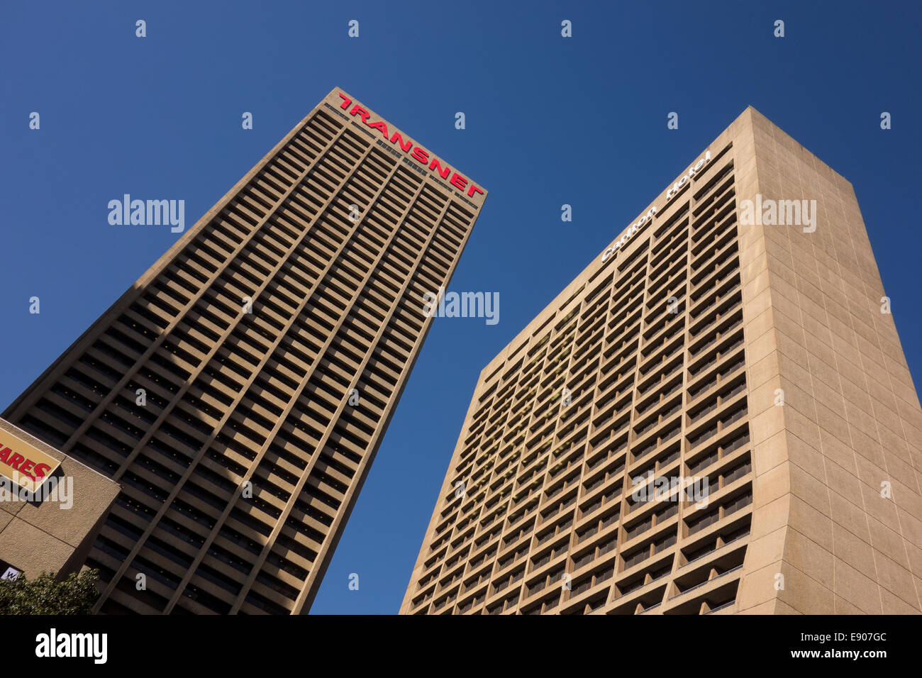 JOHANNESBURG, SUD AFRICA - edificio Transnet Carlton Hotel, a destra nel centro della città. Foto Stock