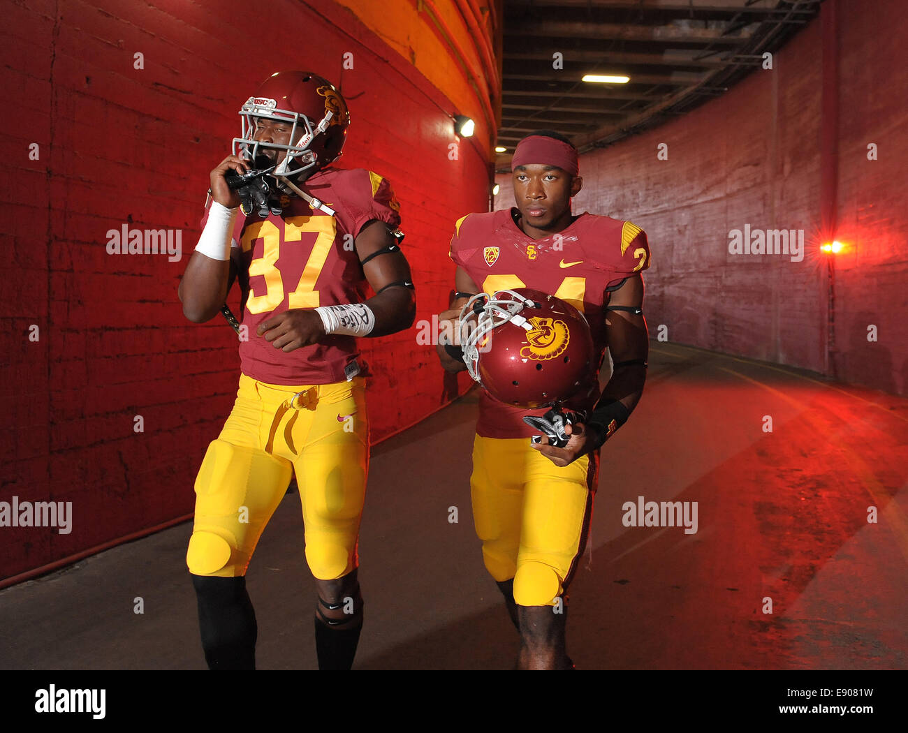 Agosto 30, 2014, Los Angeles, CA.USC Trojans sicurezza (24) Giovanni Plattenburg e tailback (37) Javorius Allen in azione battendo il Raschino di Fresno membro bulldogs 52-13 sabato notte. I cavalli di Troia ha eseguito una scuola- e Pac-12-record 105 svolge mentre scaffalatura fino 37 prima downs e 701 metri di reato totale a Fresno membri 17 prima downs e 317 yards, presso il Los Angeles Memorial Coliseum, il 30 agosto 2014. (Obbligatorio Credito: Jose Marin/MarinMedia.org/Cal Sport Media) (assolutamente - tutte complete fotografo e di credito della società(s) richiesto) Foto Stock