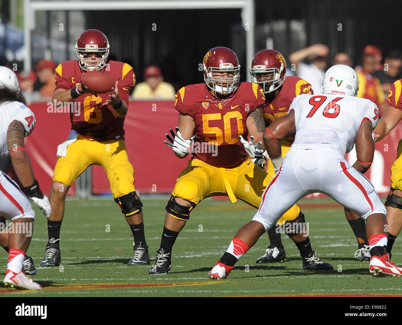 Agosto 30, 2014, Los Angeles, CA.USC Trojans inside linebacker (50) Concedere Moore, quarterback (6) Cody Kessler, ampia ricevitore (9) JuJu Smith, offensiva affrontare (72) Ciad Wheeler e tailback (37) Javorius Allen in azione battendo il Raschino di Fresno membro bulldogs 52-13 sabato notte. I cavalli di Troia ha eseguito una scuola- e Pac-12-record 105 svolge mentre scaffalatura fino 37 prima downs e 701 metri di reato totale a Fresno membri 17 prima downs e 317 yards, presso il Los Angeles Memorial Coliseum, il 30 agosto 2014. (Obbligatorio Credito: Jose Marin/MarinMedia.org/Cal Sport Media) (assolutamente - Tutte le foto completa Foto Stock