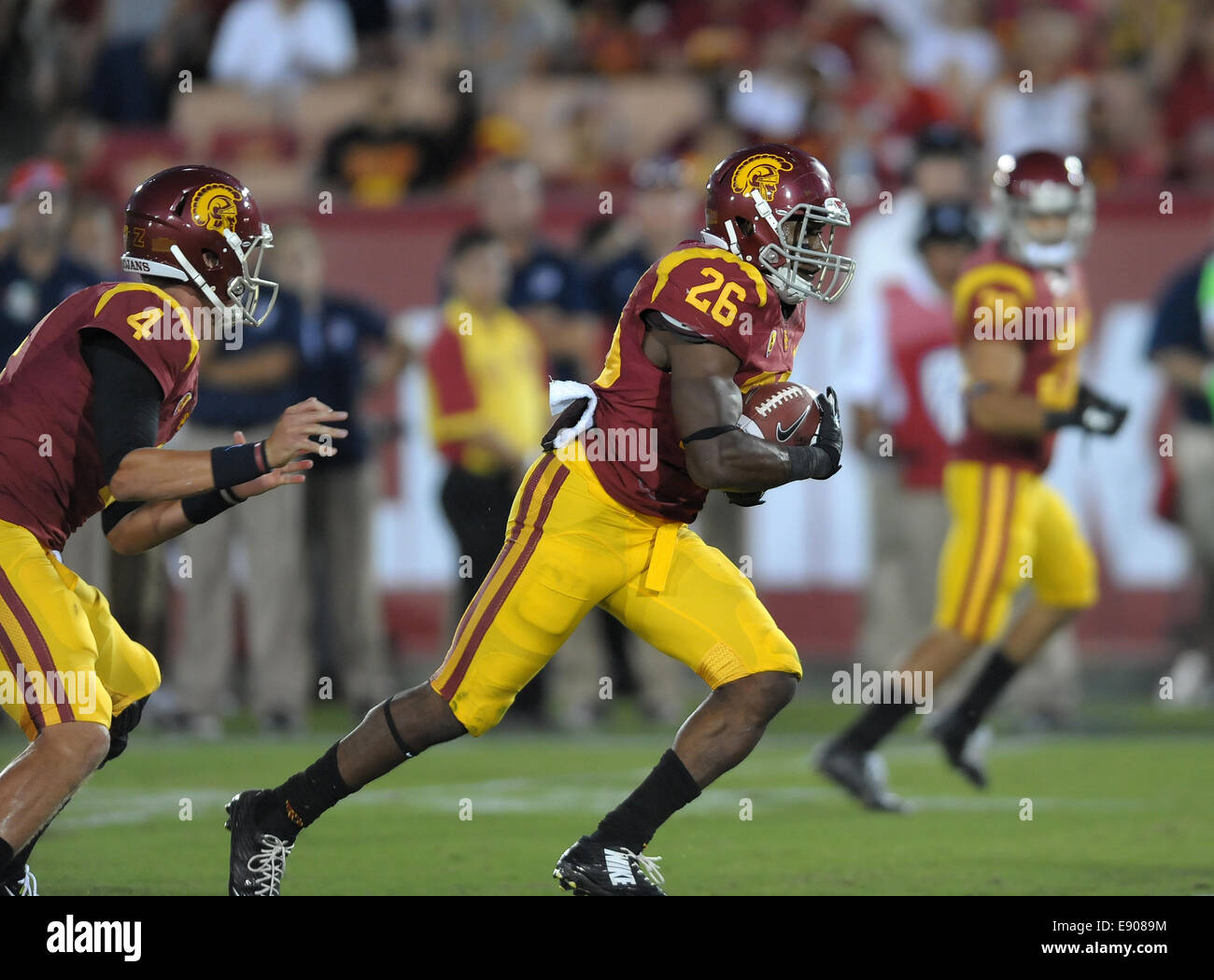 Agosto 30, 2014, Los Angeles, CA. USC Trojans tailback (26) James Toland IV in azione battendo il Raschino di Fresno membro bulldogs 52-13 sabato notte. I cavalli di Troia ha eseguito una scuola- e Pac-12-record 105 svolge mentre scaffalatura fino 37 prima downs e 701 metri di reato totale a Fresno membri 17 prima downs e 317 yards, presso il Los Angeles Memorial Coliseum, il 30 agosto 2014. (Obbligatorio Credito: Jose Marin/MarinMedia.org/Cal Sport Media) (assolutamente - tutte complete fotografo e di credito della società(s) richiesto) Foto Stock