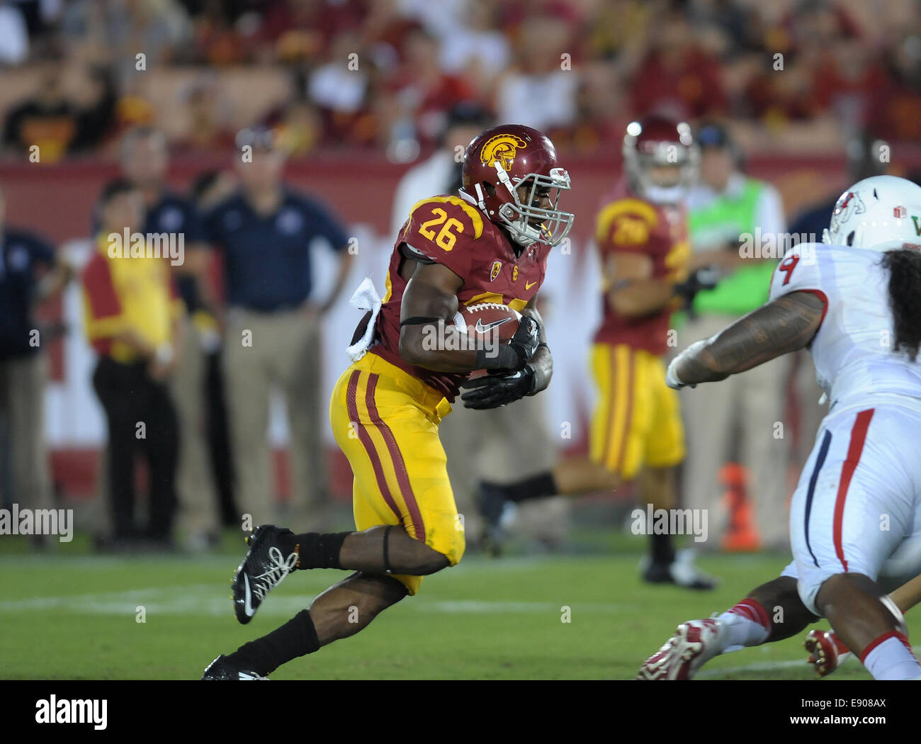 Agosto 30, 2014, Los Angeles, CA... USC Trojans tailback (26) James Toland IV in azione battendo il Raschino di Fresno membro bulldogs 52-13 sabato notte. I cavalli di Troia ha eseguito una scuola- e Pac-12-record 105 svolge mentre scaffalatura fino 37 prima downs e 701 metri di reato totale a Fresno membri 17 prima downs e 317 yards, presso il Los Angeles Memorial Coliseum, il 30 agosto 2014. (Obbligatorio Credito: Jose Marin / MarinMedia.org / Cal Sport Media) (assolutamente - tutte complete fotografo e di credito della società(s) richiesto) Foto Stock