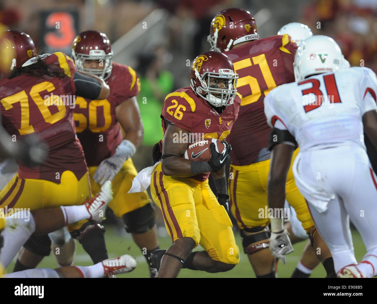 Agosto 30, 2014, Los Angeles, CA... USC Trojans tailback (26) James Toland IV in azione battendo il Raschino di Fresno membro bulldogs 52-13 sabato notte. I cavalli di Troia ha eseguito una scuola- e Pac-12-record 105 svolge mentre scaffalatura fino 37 prima downs e 701 metri di reato totale a Fresno membri 17 prima downs e 317 yards, presso il Los Angeles Memorial Coliseum, il 30 agosto 2014. (Obbligatorio Credito: Jose Marin / MarinMedia.org / Cal Sport Media) (assolutamente - tutte complete fotografo e di credito della società(s) richiesto) Foto Stock