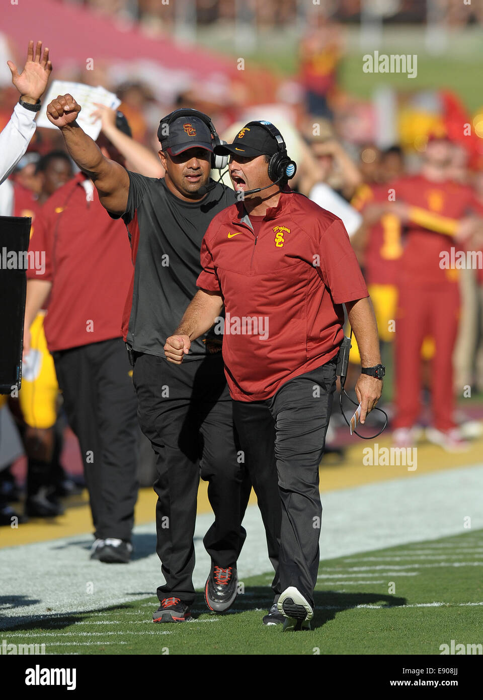 Agosto 30, 2014, Los Angeles, CA. USC Trojans capo allenatore Steve Sarkisian in azione battendo il Raschino di Fresno membro bulldogs 52-13 sabato notte. I cavalli di Troia ha eseguito una scuola- e Pac-12-record 105 svolge mentre scaffalatura fino 37 prima downs e 701 metri di reato totale a Fresno membri 17 prima downs e 317 yards, presso il Los Angeles Memorial Coliseum, il 30 agosto 2014. (Obbligatorio Credito: Jose Marin/MarinMedia.org/Cal Sport Media) (assolutamente - tutte complete fotografo e di credito della società(s) richiesto) Foto Stock