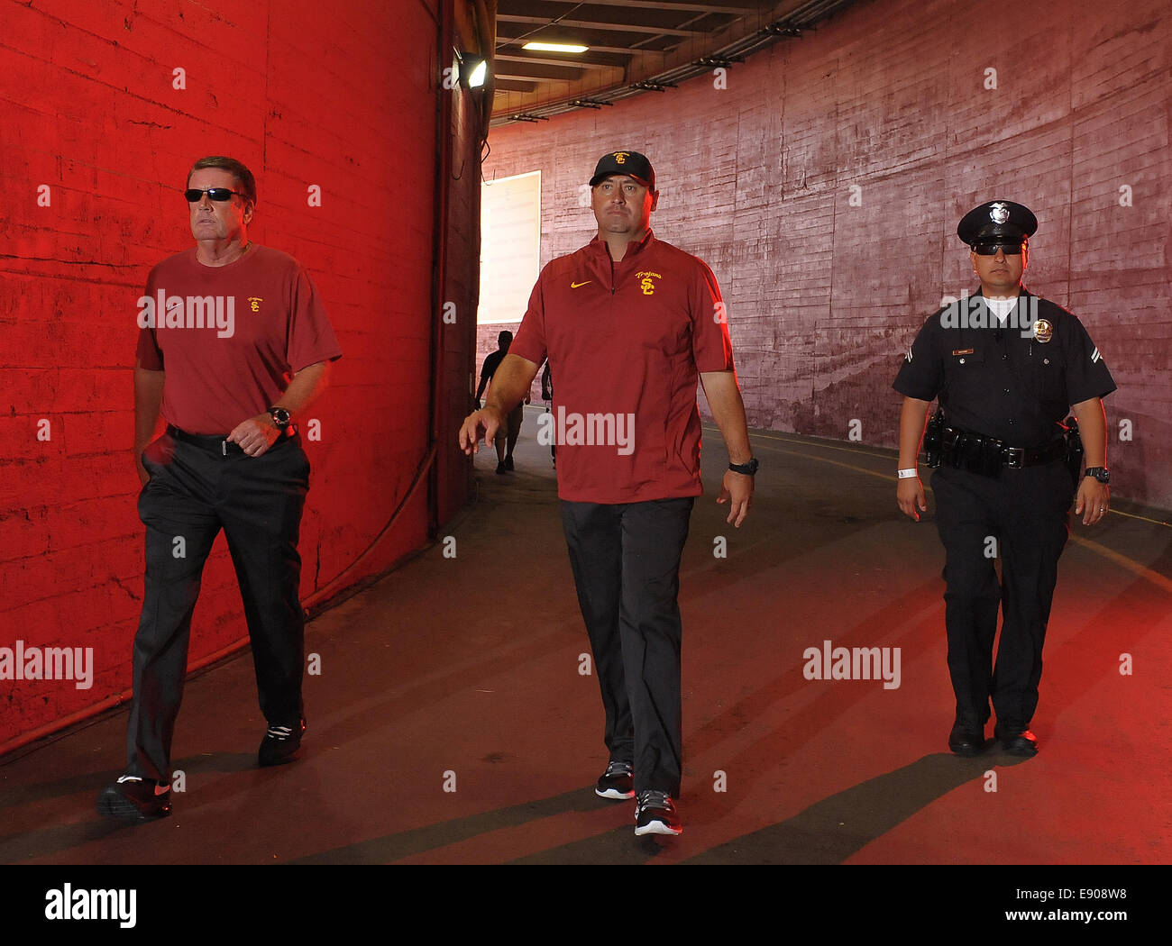 Agosto 30, 2014, Los Angeles, CA. USC Trojans capo allenatore Steve Sarkisian in azione battendo il Raschino di Fresno membro bulldogs 52-13 sabato notte. I cavalli di Troia ha eseguito una scuola- e Pac-12-record 105 svolge mentre scaffalatura fino 37 prima downs e 701 metri di reato totale a Fresno membri 17 prima downs e 317 yards, presso il Los Angeles Memorial Coliseum, il 30 agosto 2014. (Obbligatorio Credito: Jose Marin/MarinMedia.org/Cal Sport Media) (assolutamente - tutte complete fotografo e di credito della società(s) richiesto) Foto Stock