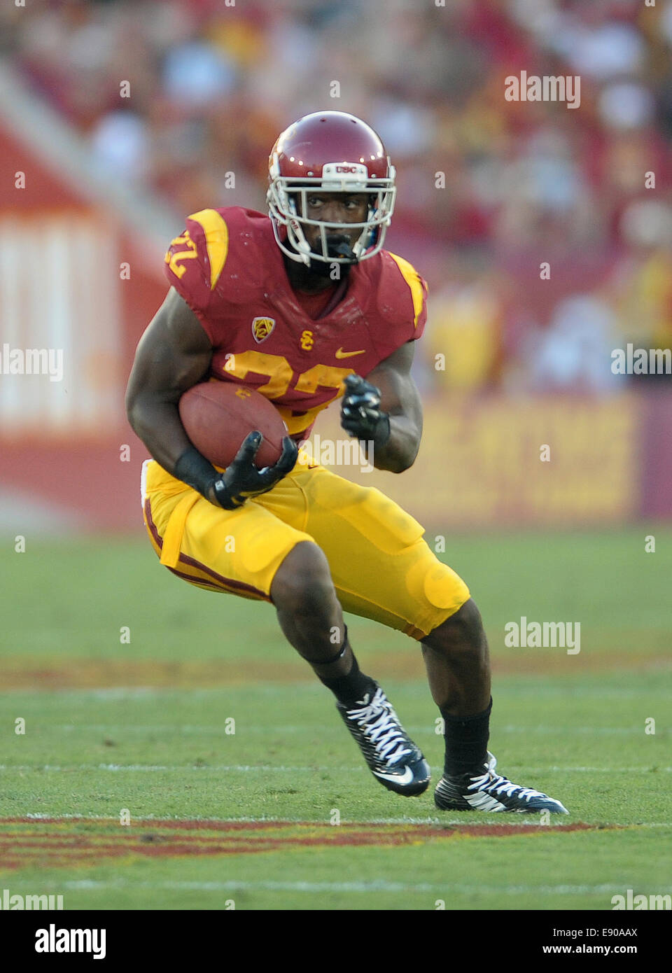 Agosto 30, 2014, Los Angeles, CA...USC Trojans tailback (22) Justin Davis in azione battendo il Raschino di Fresno membro bulldogs 52-13 sabato notte. I cavalli di Troia ha eseguito una scuola- e Pac-12-record 105 svolge mentre scaffalatura fino 37 prima downs e 701 metri di reato totale a Fresno membri 17 prima downs e 317 yards, presso il Los Angeles Memorial Coliseum, il 30 agosto 2014. (Obbligatorio Credito: Jose Marin / MarinMedia.org / Cal Sport Media) (assolutamente - tutte complete fotografo e di credito della società(s) richiesto) Foto Stock