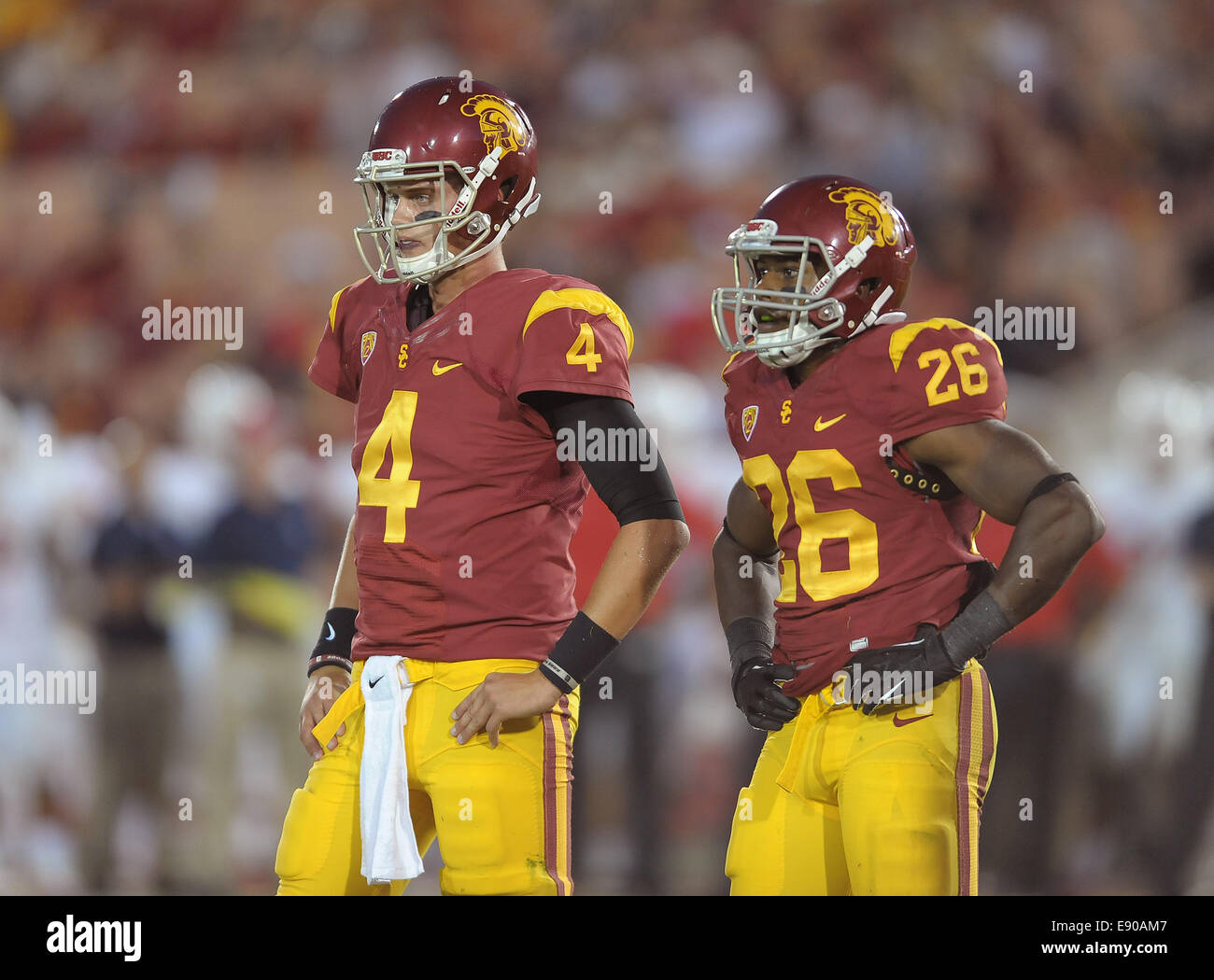 Agosto 30, 2014, Los Angeles, CA...USC Trojans back-up quarterback (4) Max Browne e tailback (26) James Toland IV in azione battendo il Raschino di Fresno membro bulldogs 52-13 sabato notte. I cavalli di Troia ha eseguito una scuola- e Pac-12-record 105 svolge mentre scaffalatura fino 37 prima downs e 701 metri di reato totale a Fresno membri 17 prima downs e 317 yards, presso il Los Angeles Memorial Coliseum, il 30 agosto 2014. (Obbligatorio Credito: Jose Marin / MarinMedia.org / Cal Sport Media) (assolutamente - tutte complete fotografo e di credito della società(s) richiesto) Foto Stock