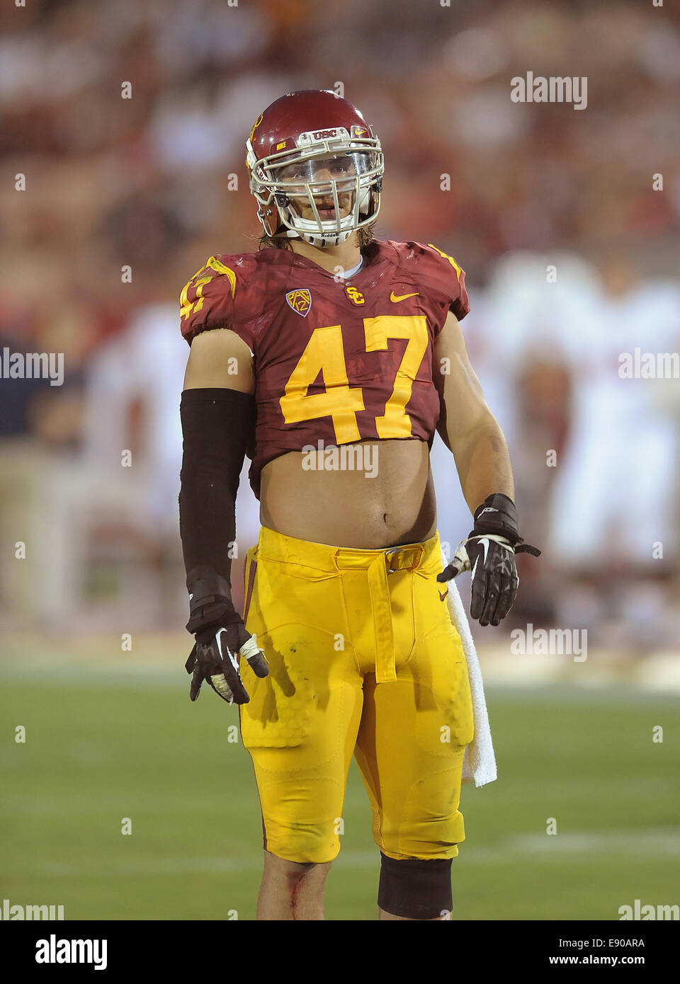 Agosto 30, 2014, Los Angeles, CA.USC Trojans al di fuori linebacker (47) Scott Felix in azione battendo il Raschino di Fresno membro bulldogs 52-13 sabato notte. I cavalli di Troia ha eseguito una scuola- e Pac-12-record 105 svolge mentre scaffalatura fino 37 prima downs e 701 metri di reato totale a Fresno membri 17 prima downs e 317 yards, presso il Los Angeles Memorial Coliseum, il 30 agosto 2014. (Obbligatorio Credito: Jose Marin/MarinMedia.org/Cal Sport Media) (assolutamente - tutte complete fotografo e di credito della società(s) richiesto) Foto Stock