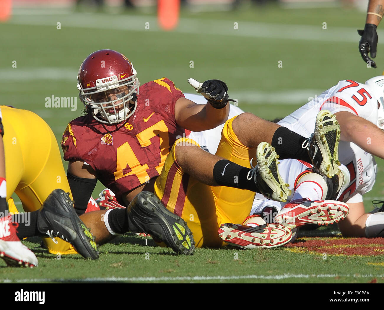 Agosto 30, 2014, Los Angeles, CA.USC Trojans al di fuori linebacker (47) Scott Felix in azione battendo il Raschino di Fresno membro bulldogs 52-13 sabato notte. I cavalli di Troia ha eseguito una scuola- e Pac-12-record 105 svolge mentre scaffalatura fino 37 prima downs e 701 metri di reato totale a Fresno membri 17 prima downs e 317 yards, presso il Los Angeles Memorial Coliseum, il 30 agosto 2014. (Obbligatorio Credito: Jose Marin/MarinMedia.org/Cal Sport Media) (assolutamente - tutte complete fotografo e di credito della società(s) richiesto) Foto Stock