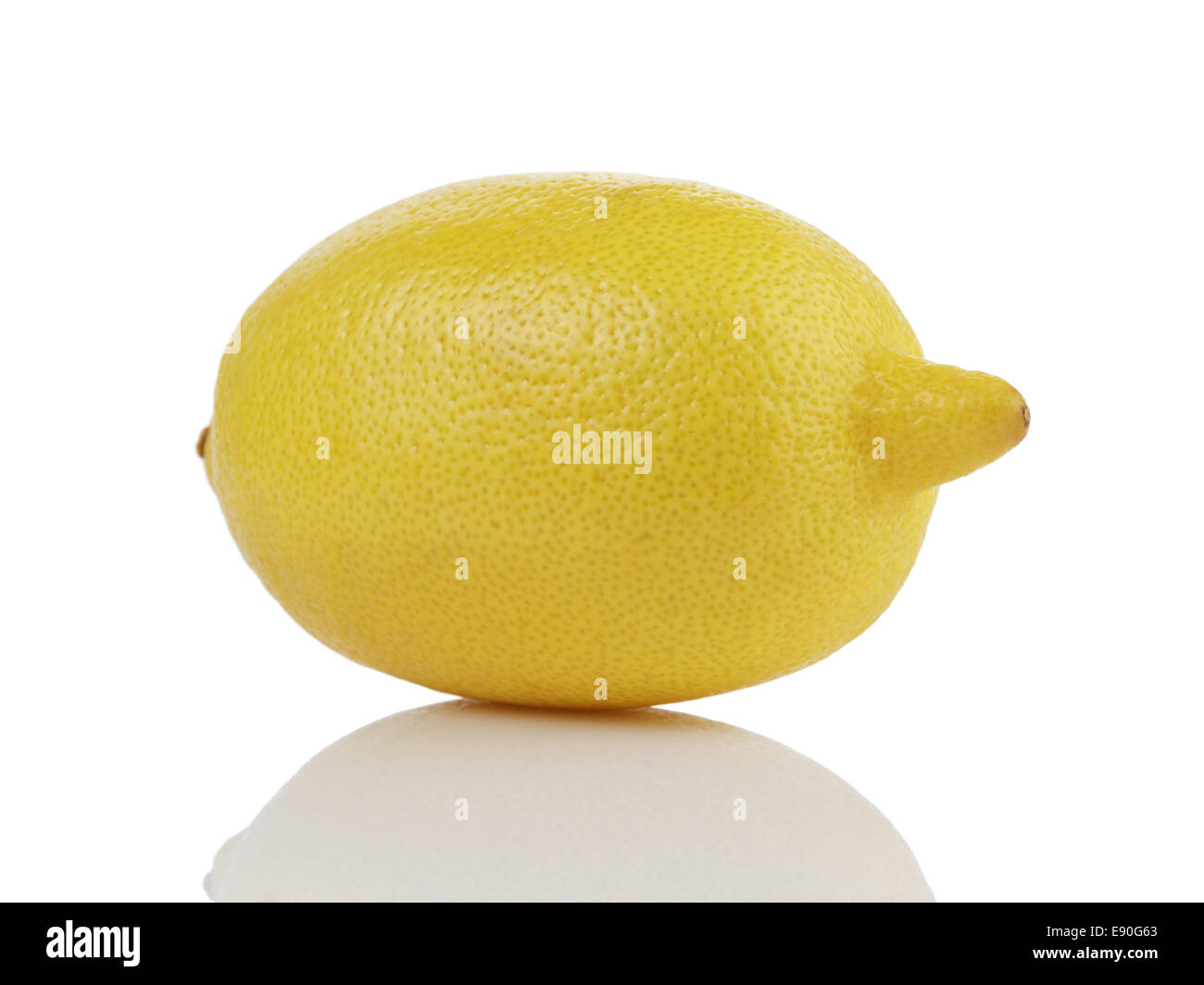 Tutto unico mature limone,isolato su bianco con la riflessione Foto Stock