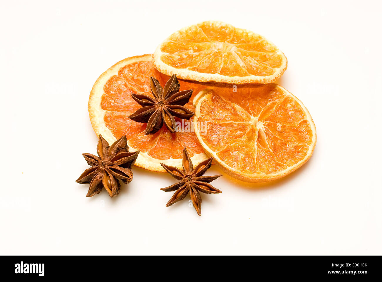 Arancione e anice isolati su sfondo bianco Foto Stock