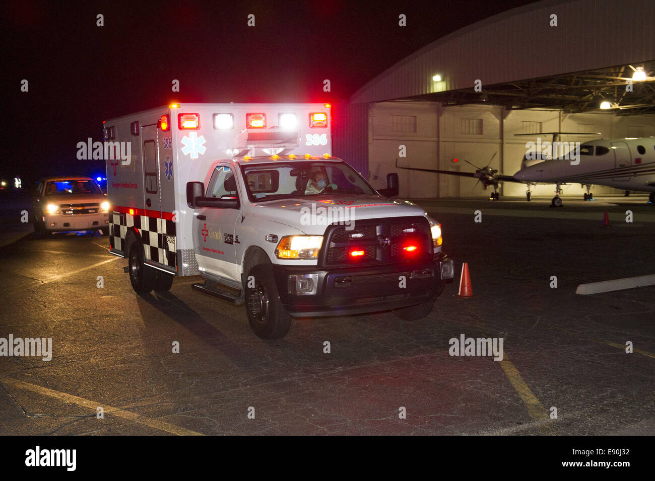 Atlanta, Stati Uniti d'America. 15 ottobre, 2014. Il virus di Ebola colpite ambra infermiere VINSON è preso in ambulanza da DeKalb-Peachree aeroporto per una unità speciale all'ospedale Emory in Decatur, GA dopo essere stato trasferito in aereo da Dallas TX dove lei è stato infettato con il virus mortale. Lei era parte del team di assistenza infermieristica che curata nazionale liberiano Thomas Eric Duncan che sono morti per la malattia in ospedale. © Robin Rayne Nelson/ZUMA filo/Alamy Live News Foto Stock