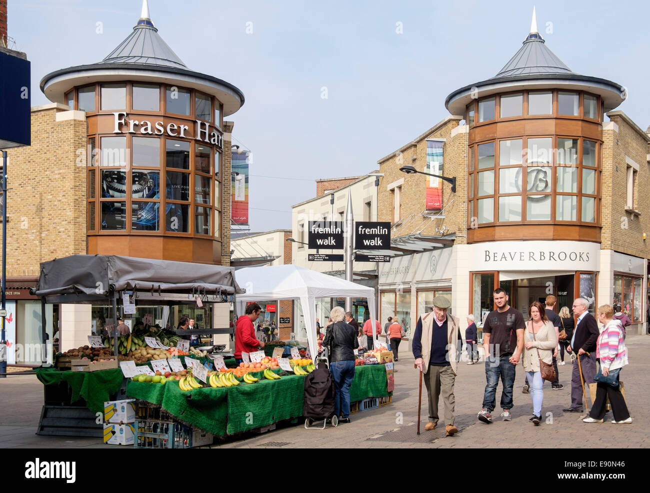 Scena di strada in Fremlin a piedi moderni negozi con frutta locale in stallo il centro città. Maidstone Kent, Inghilterra, Regno Unito, Gran Bretagna Foto Stock