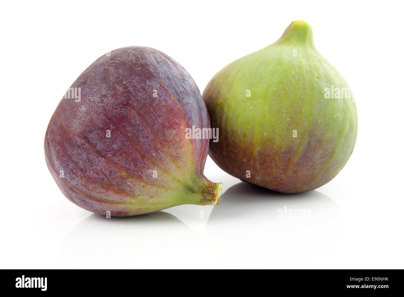 Mature viola e verde fig frutto isolato Foto Stock