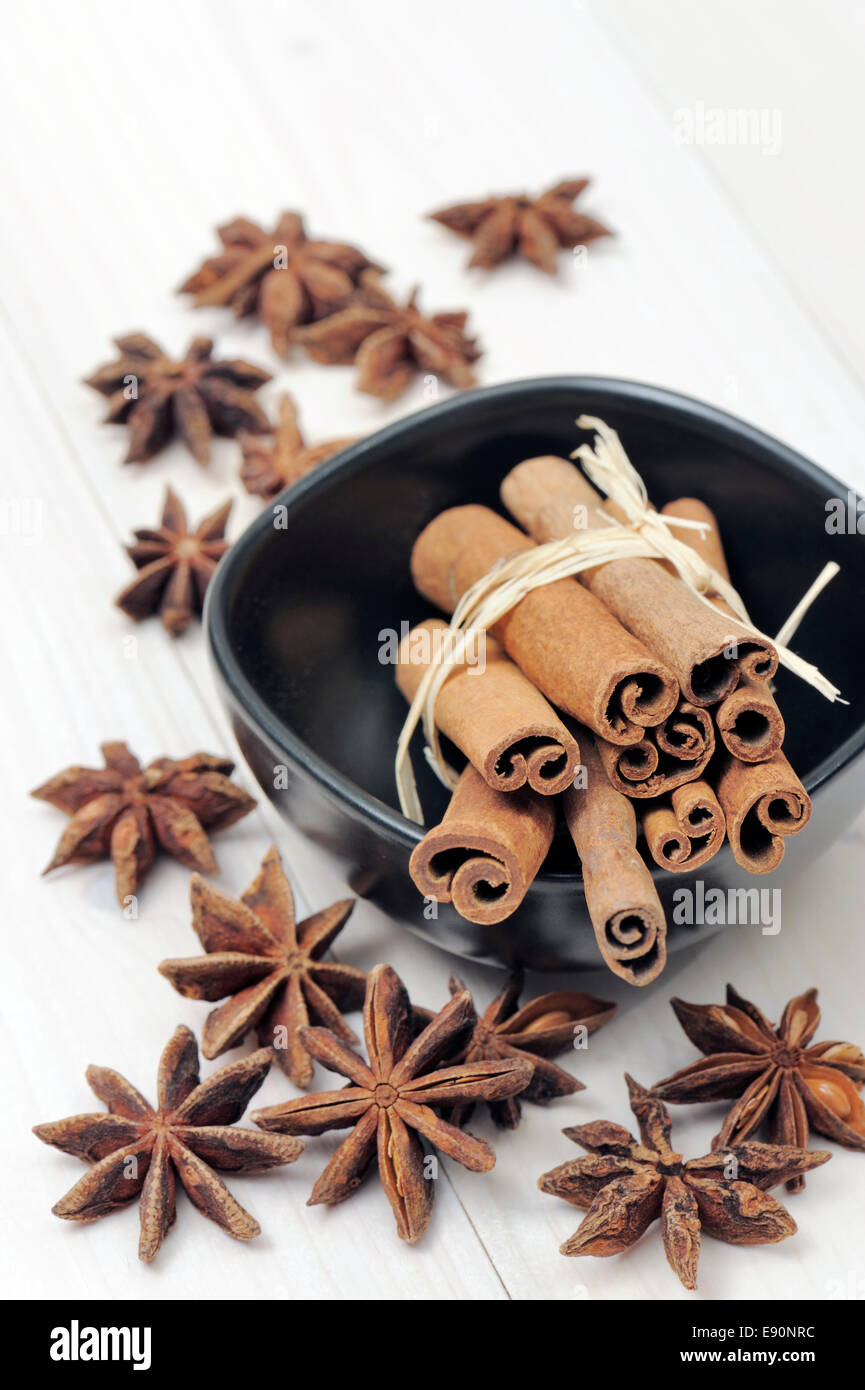 Bastoncini di cannella con anice stelle, sul tavolo di legno Foto Stock