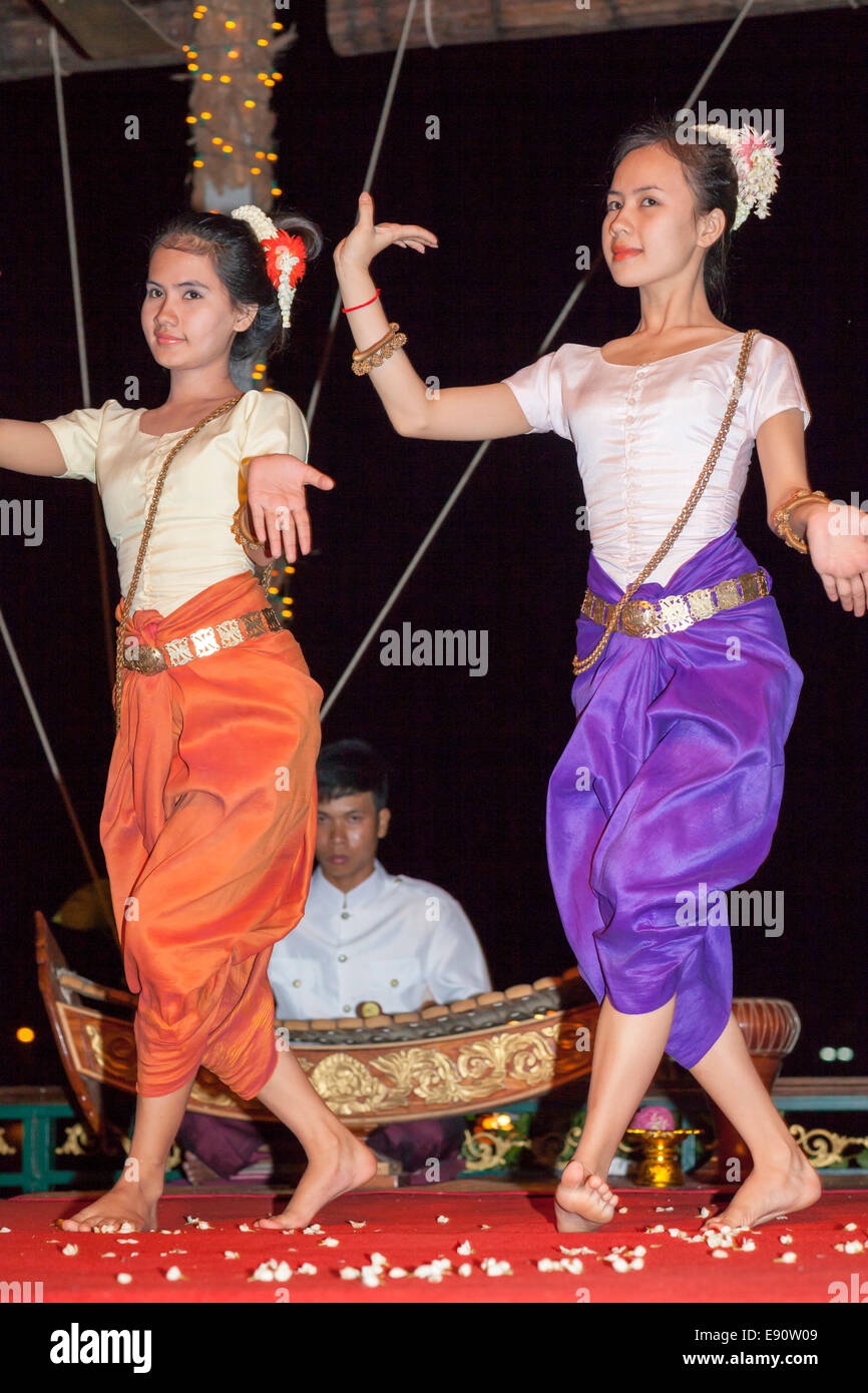 Tradizionale ballerini cambogiano e musicista, Phnom Penh Cambogia Foto Stock