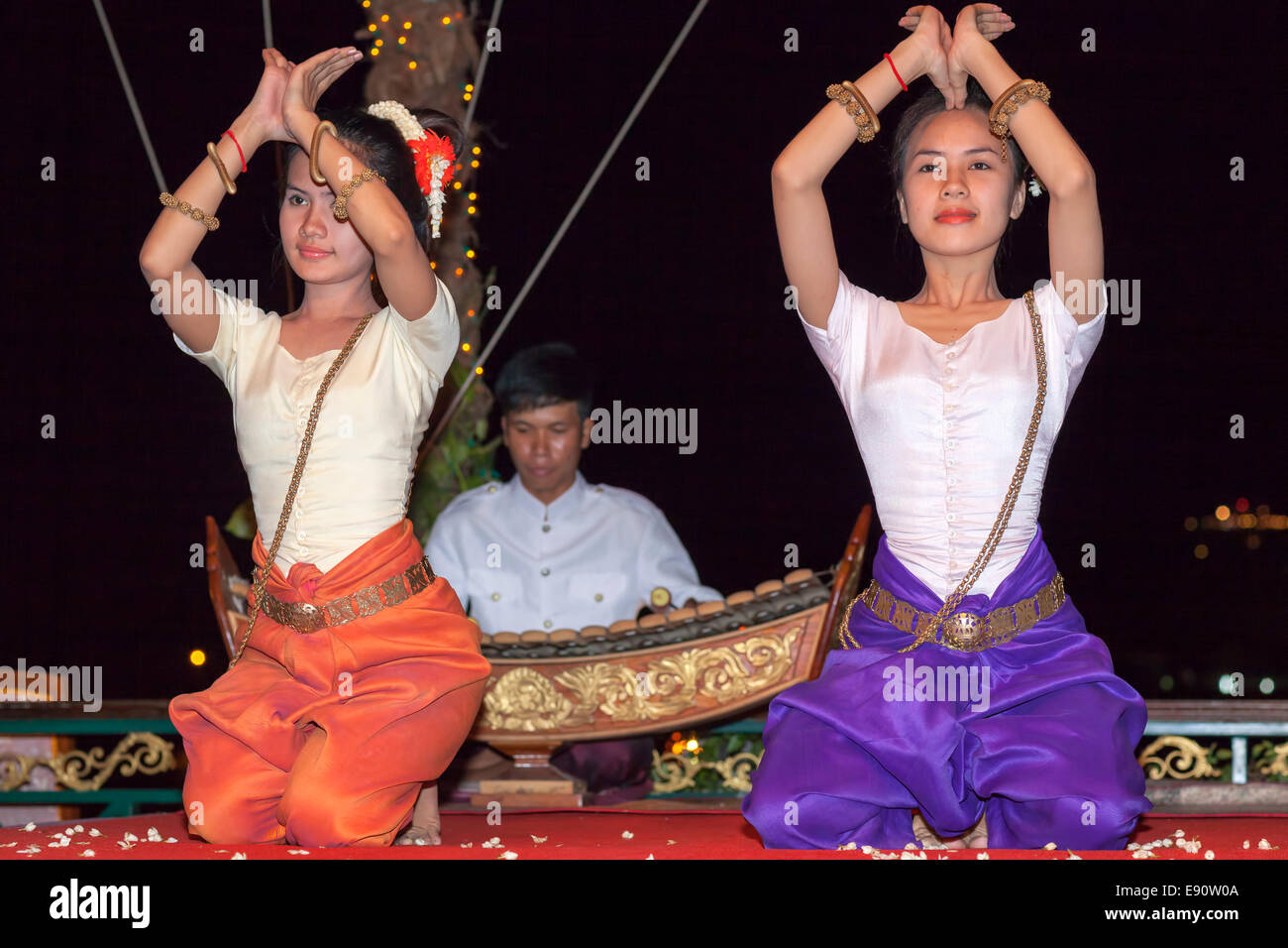 Tradizionale ballerini cambogiano e musicista, Phnom Penh Cambogia Foto Stock