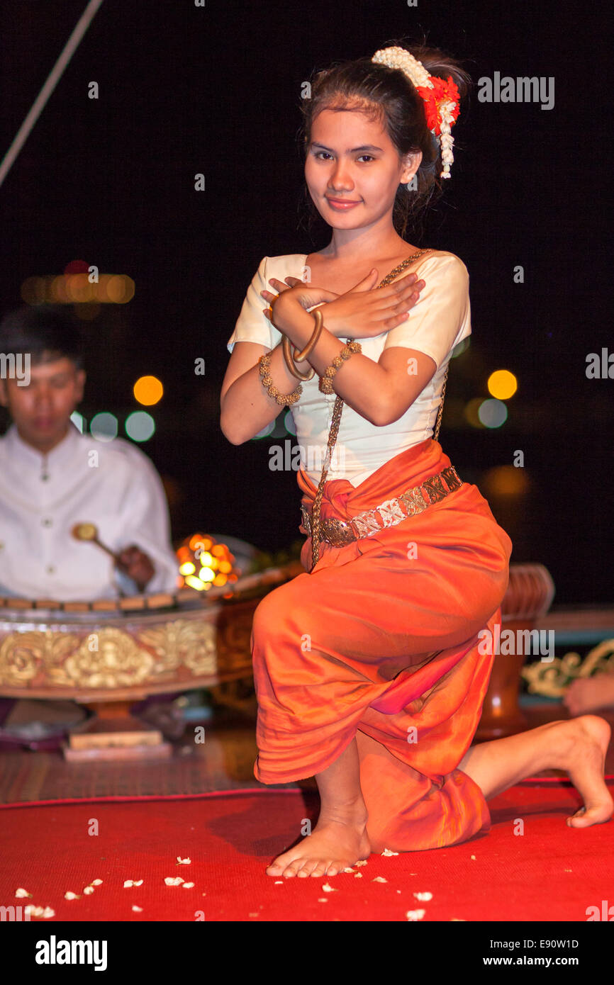 Cambogiano tradizionale ballerino e musicista, Phnom Penh Cambogia Foto Stock