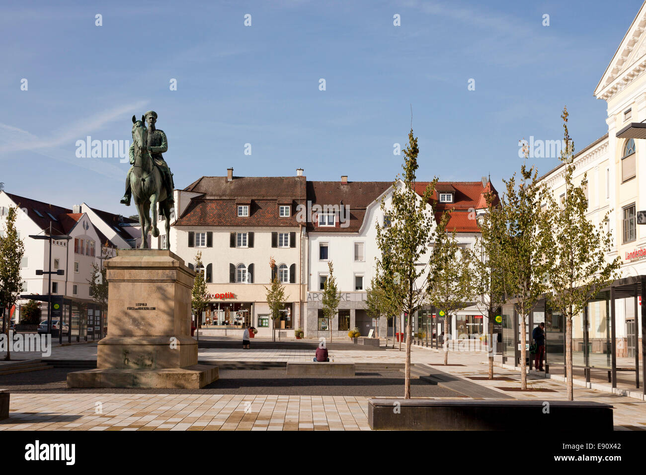 Statua equestre di Leopold von Hohenzollern sulla piazza Leopoldo in Sigmaringen, Baden-Württemberg, Germania Foto Stock