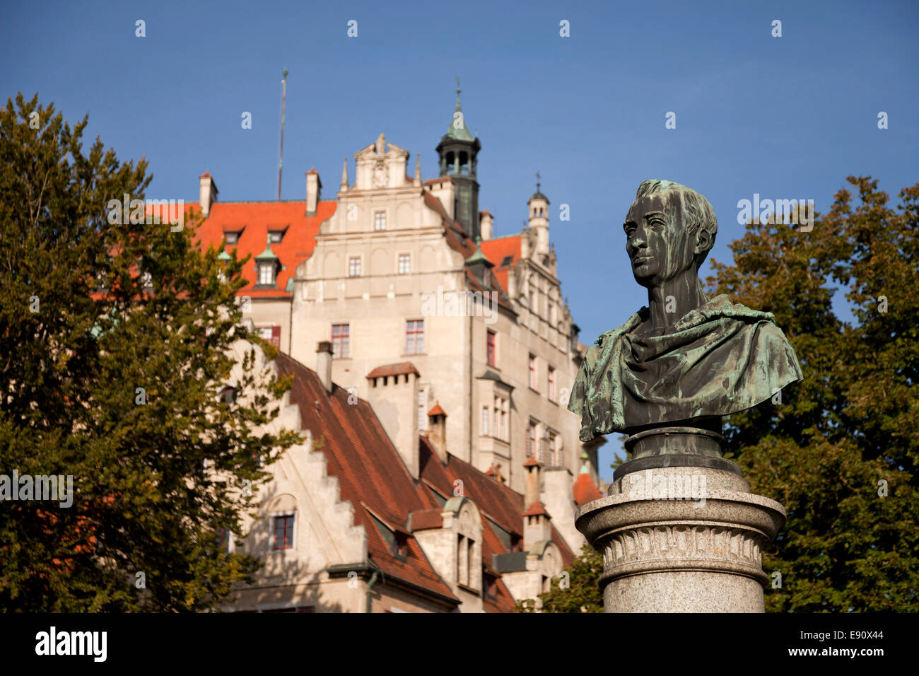 Il Principe Karl monumento e Sigmaringen Castle in Sigmaringen, Baden-Württemberg, Germania Foto Stock