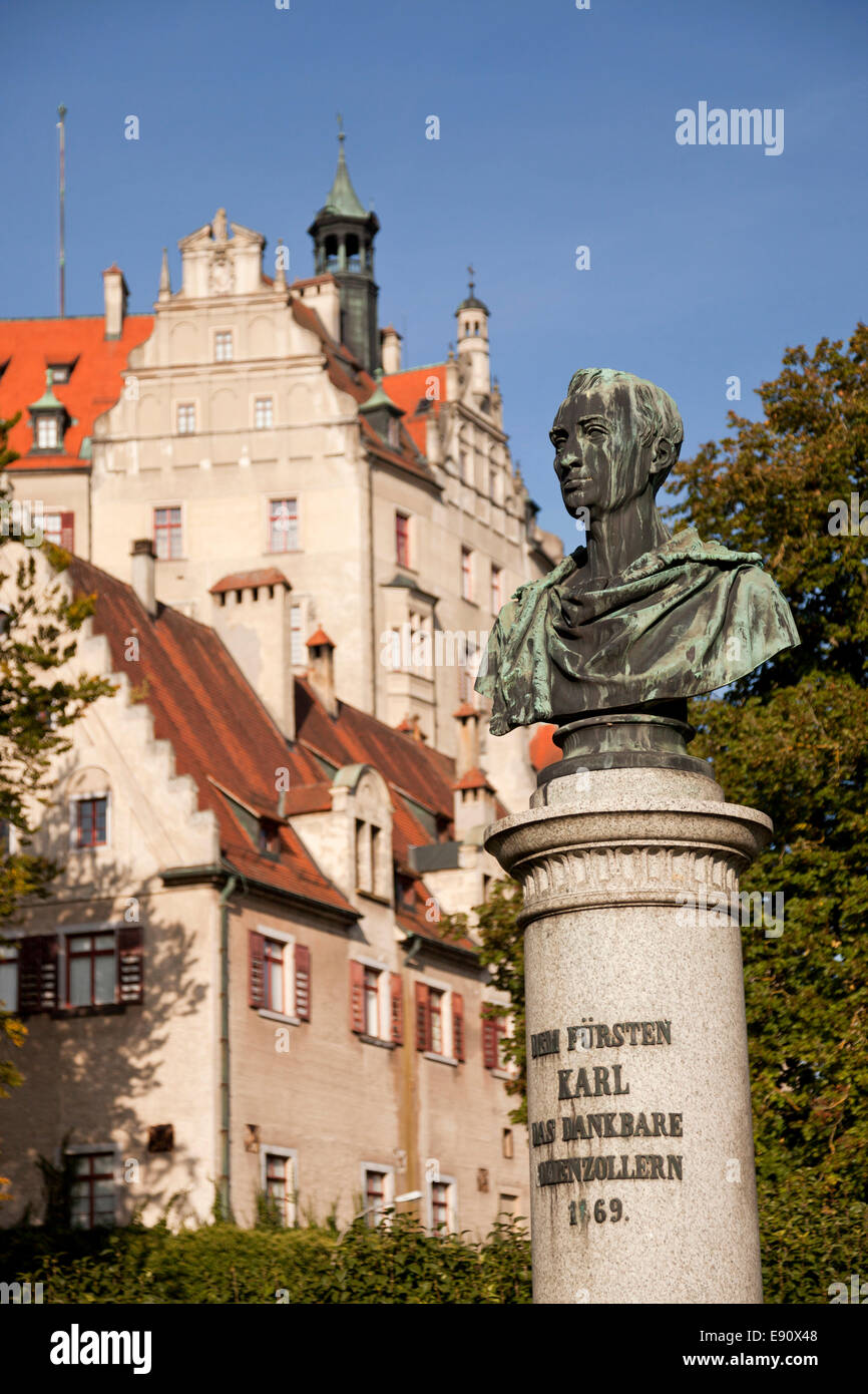 Il Principe Karl monumento e Sigmaringen Castle in Sigmaringen, Baden-Württemberg, Germania Foto Stock