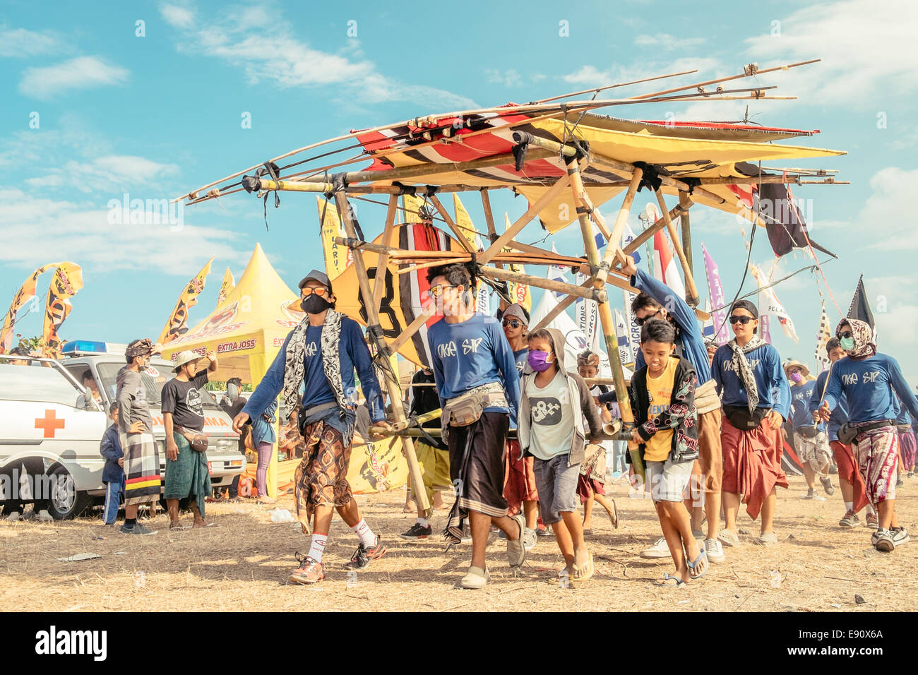 Bali Kite Festival - un tradizionale annuale festa religiosa dove enormi aquiloni sono competitivi da parte di squadre - Luglio 2014 Foto Stock