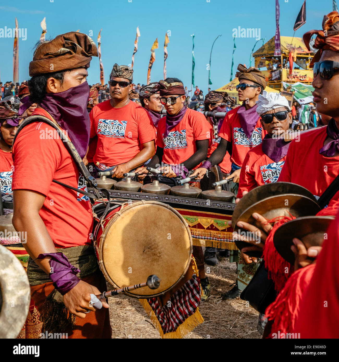 Bali Kite Festival - un tradizionale annuale festa religiosa dove enormi aquiloni sono competitivi da parte di squadre - Luglio 2014 Foto Stock