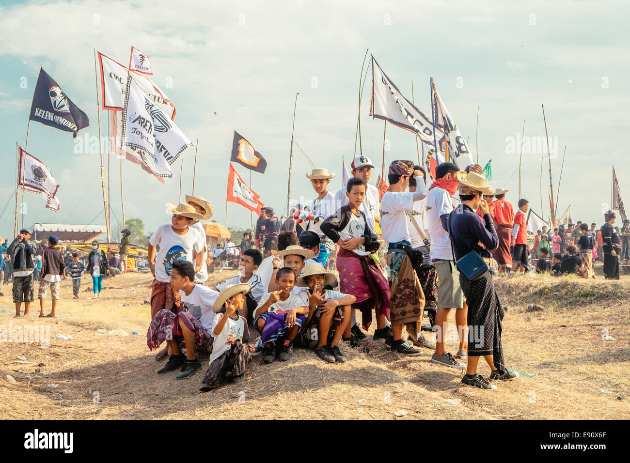 Bali Kite Festival - un tradizionale annuale festa religiosa dove enormi aquiloni sono competitivi da parte di squadre - Luglio 2014 Foto Stock