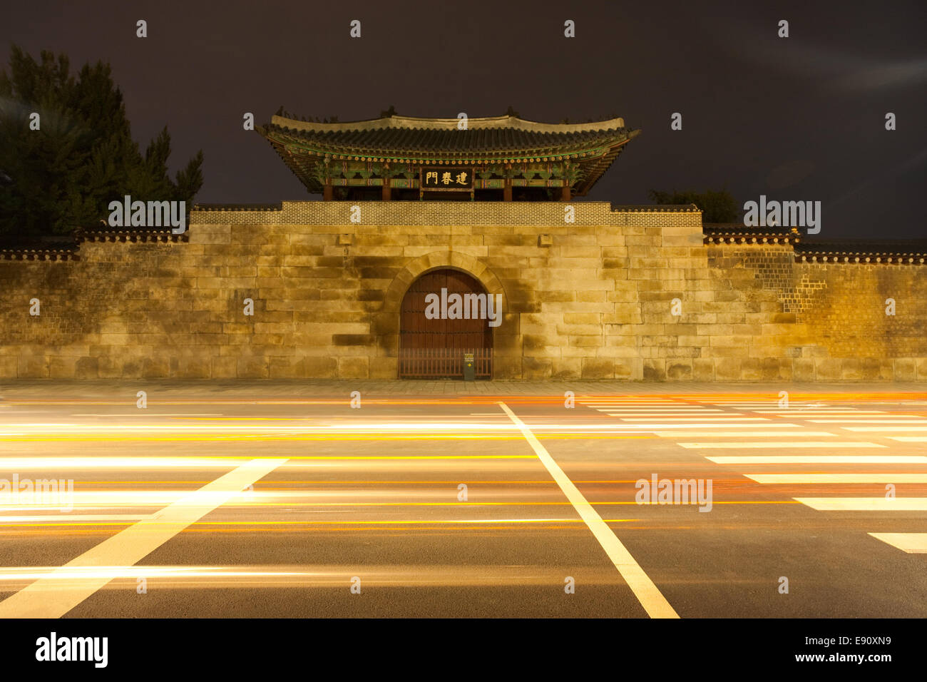 Gyeongbokgung porta orientale sentieri di luce Foto Stock