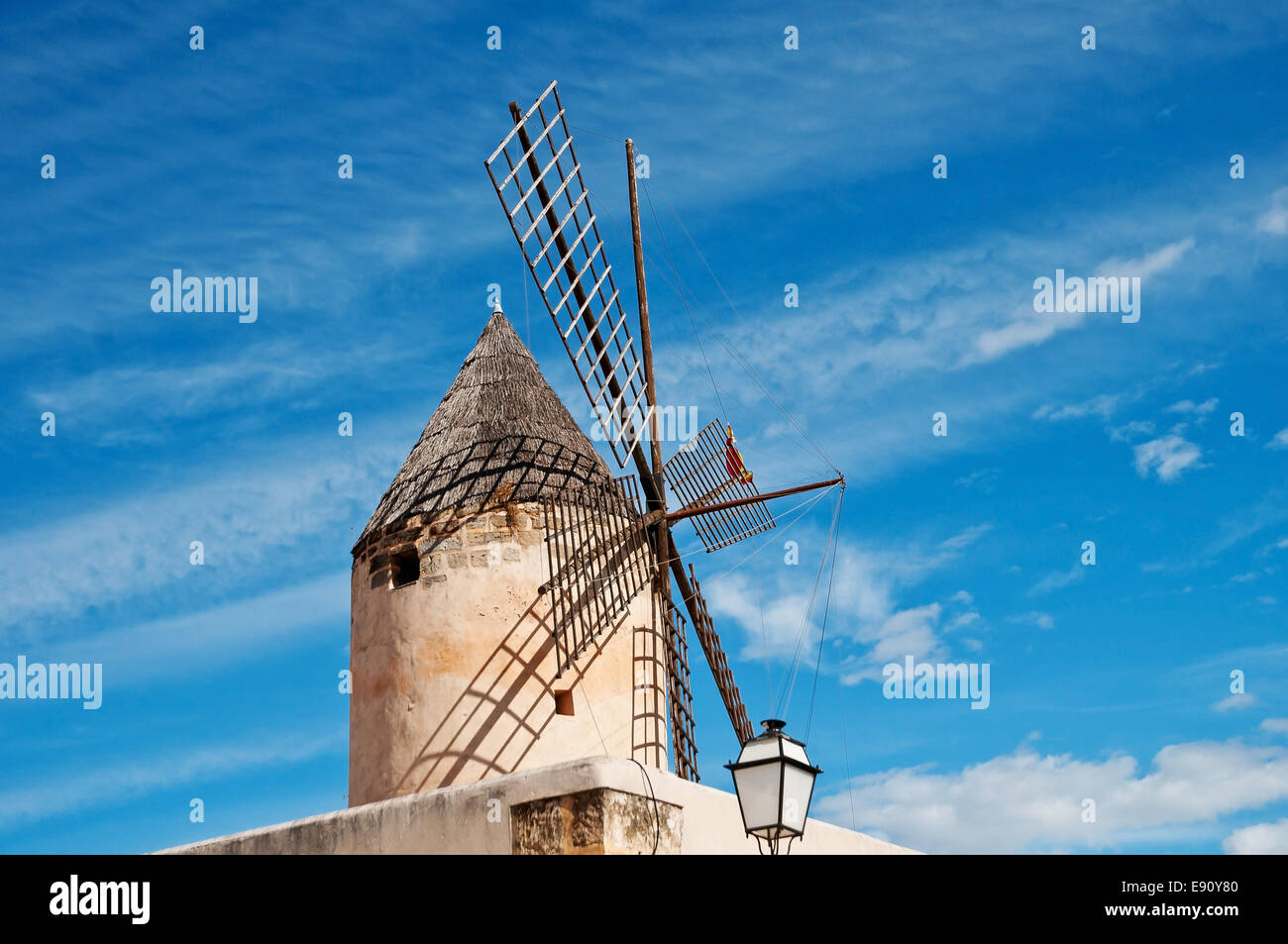 Mulino a vento tradizionale a Palma di Maiorca Foto Stock