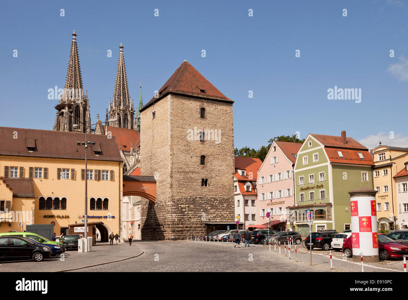 Square vecchio mercato di mais, torre romana e la Cattedrale di Ratisbona in Regensburg, Baviera, Germania, Europa Foto Stock