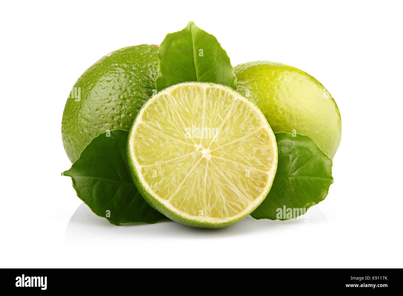 Lime maturi frutti con foglie verdi isolati Foto Stock