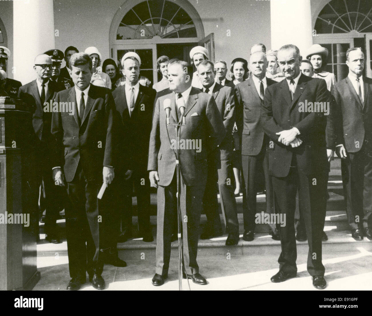 Amministratore della NASA James E. Webb (centro) cita lo spazio realizzazioni del progetto astronauti Mercury che ha ricevuto il 1963 C Foto Stock