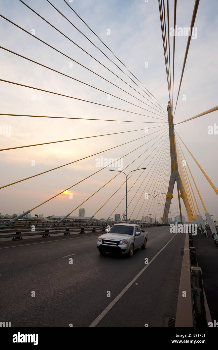 Tramonto Rama VIII Bridge Bangkok Foto Stock