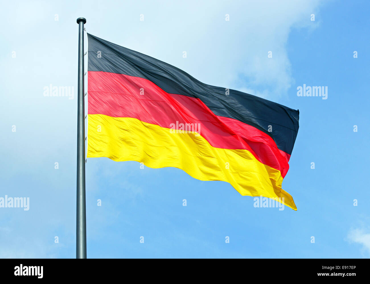Bandiera tedesca con il blu del cielo Foto Stock