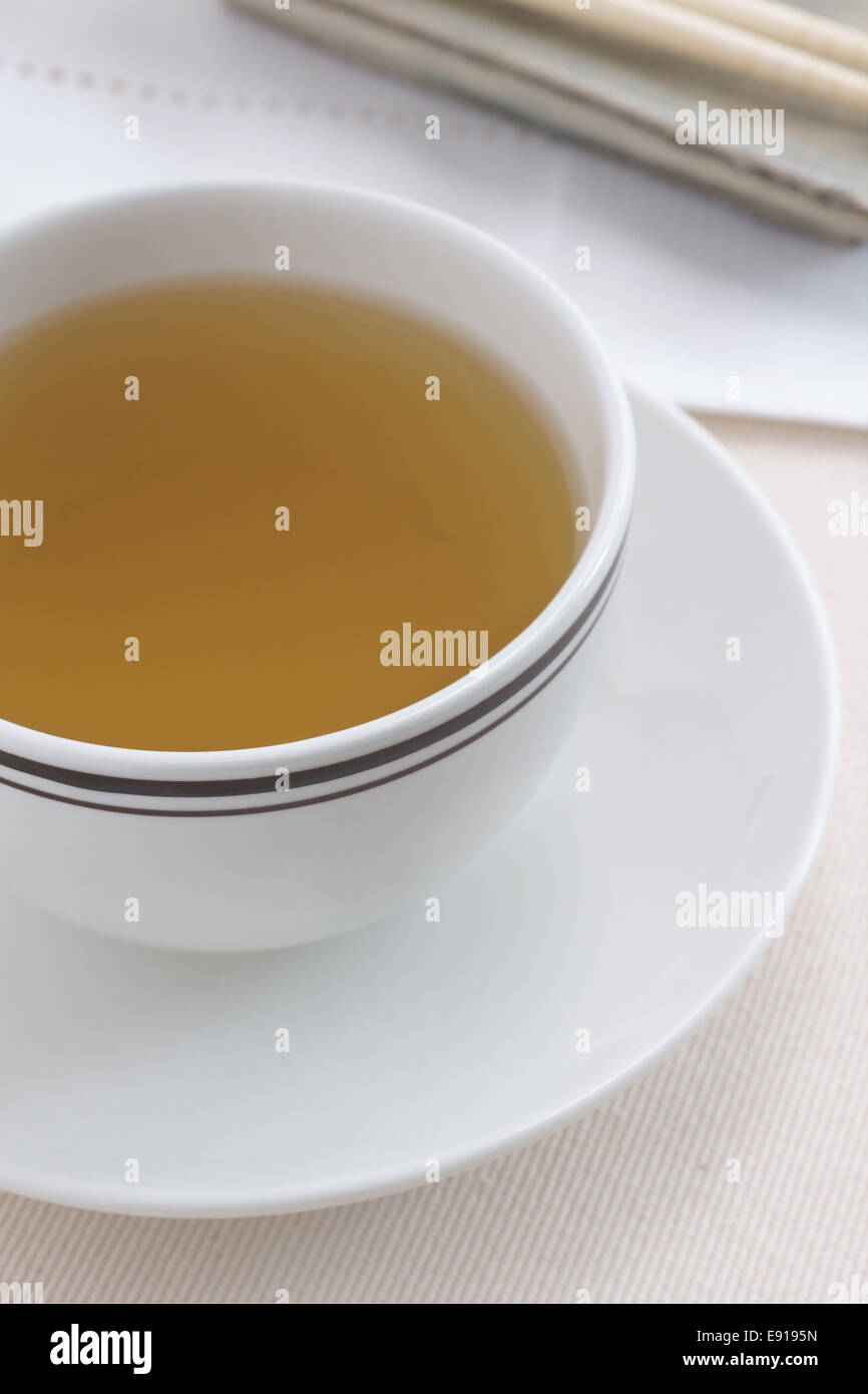 Il tè verde realizzata dalle foglie della pianta del tè di Camellia sinensis Foto Stock