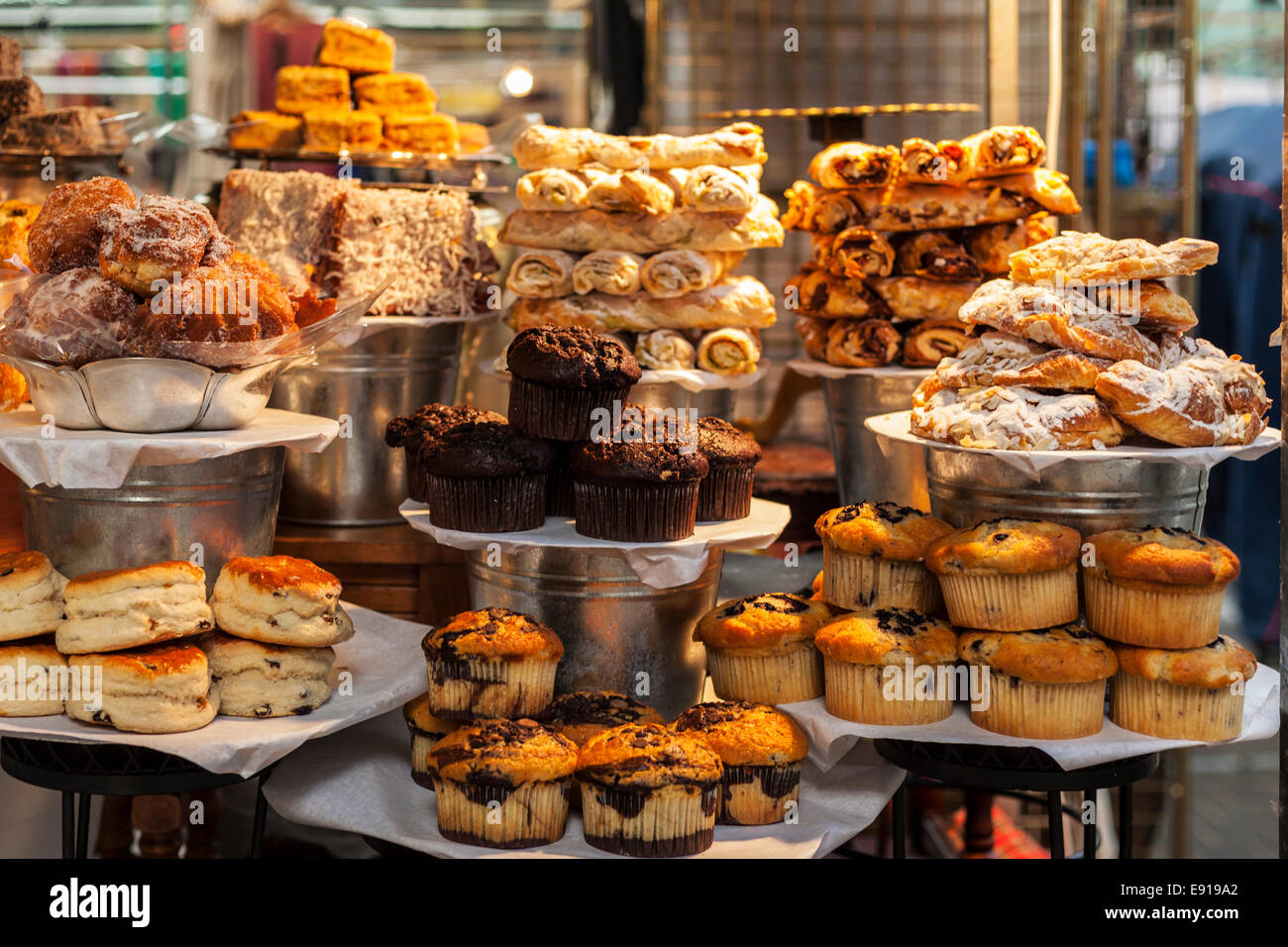 Stallo del mercato Laden con dolci, pasticceria e muffin Foto Stock