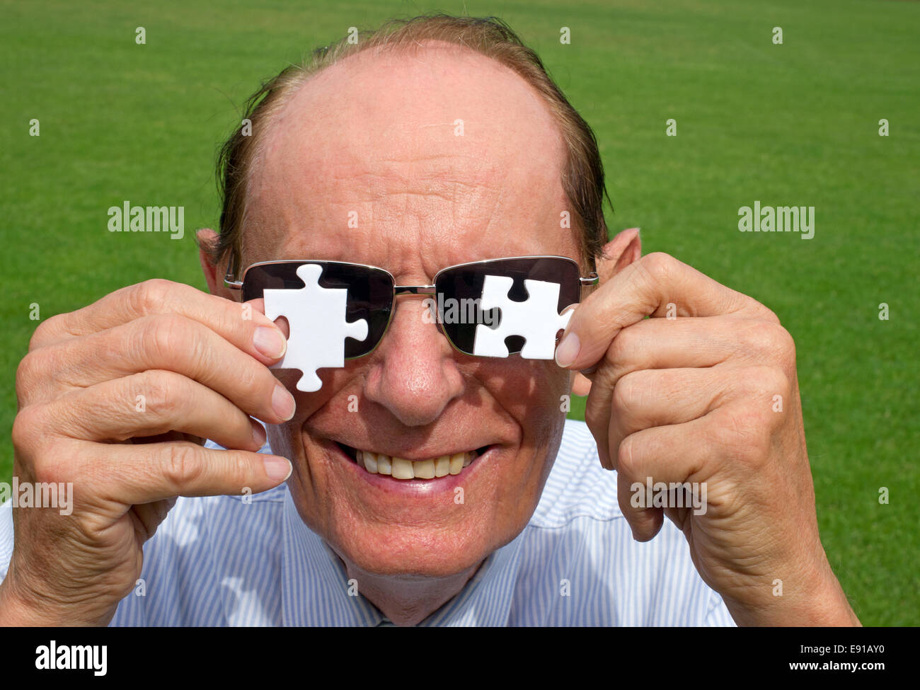Senior con il Puzzle Foto Stock