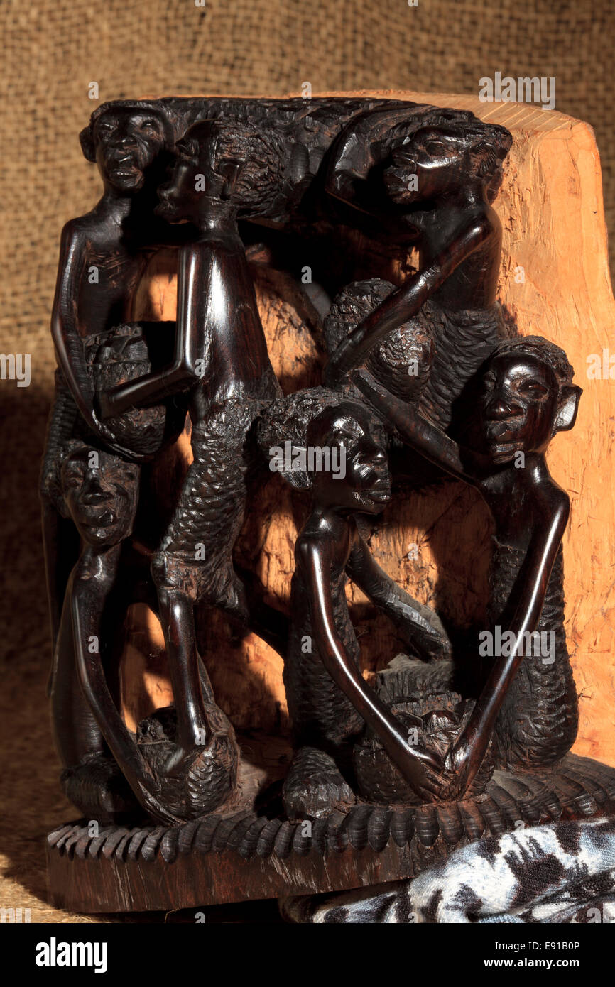 L'arte africana le sculture in legno di ebano carving Foto stock - Alamy