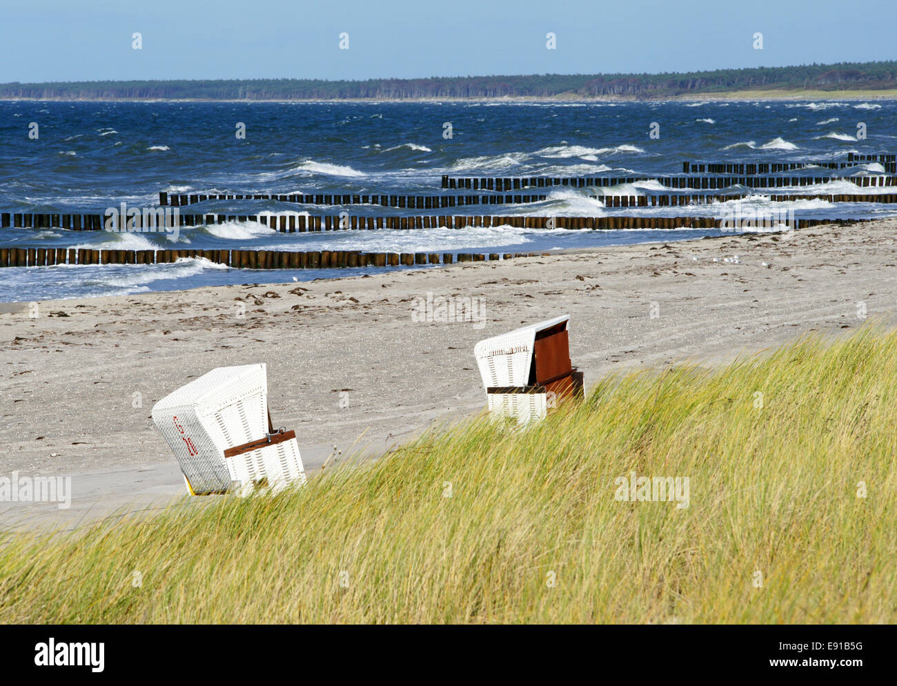 Costa a l'oceano con sdraio in spiaggia Foto Stock