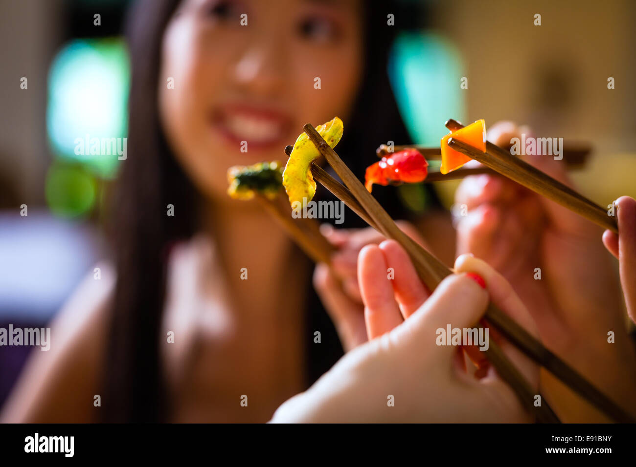 I giovani di mangiare nel ristorante asiatico Foto Stock