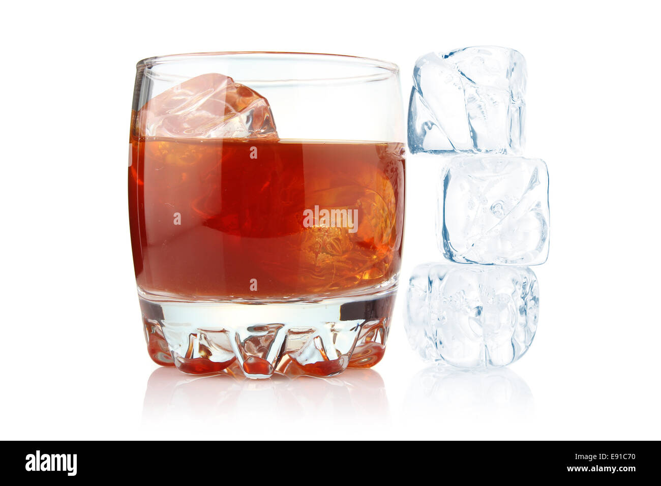 Bicchiere di whiskey con cubetti di ghiaccio isolato Foto Stock
