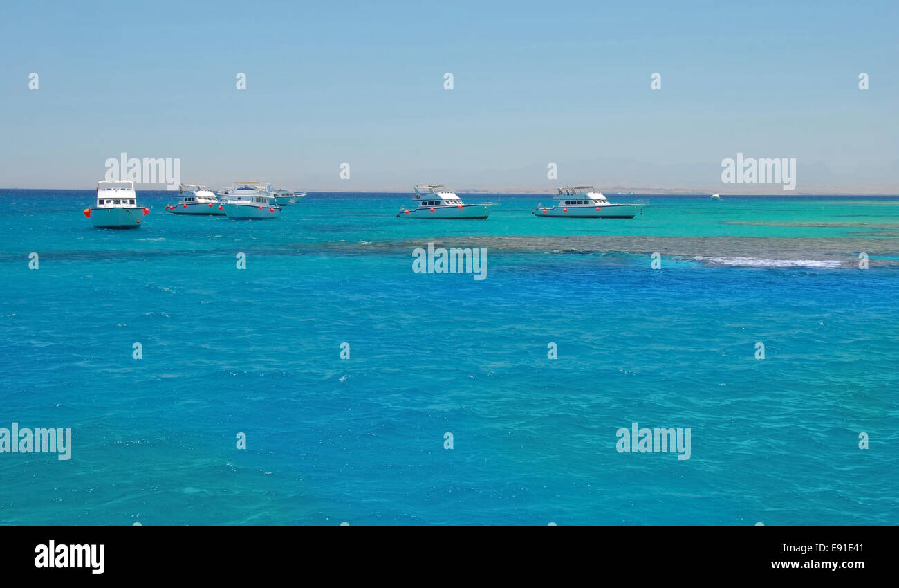 Barche sul mare blu acqua in Egitto Foto Stock