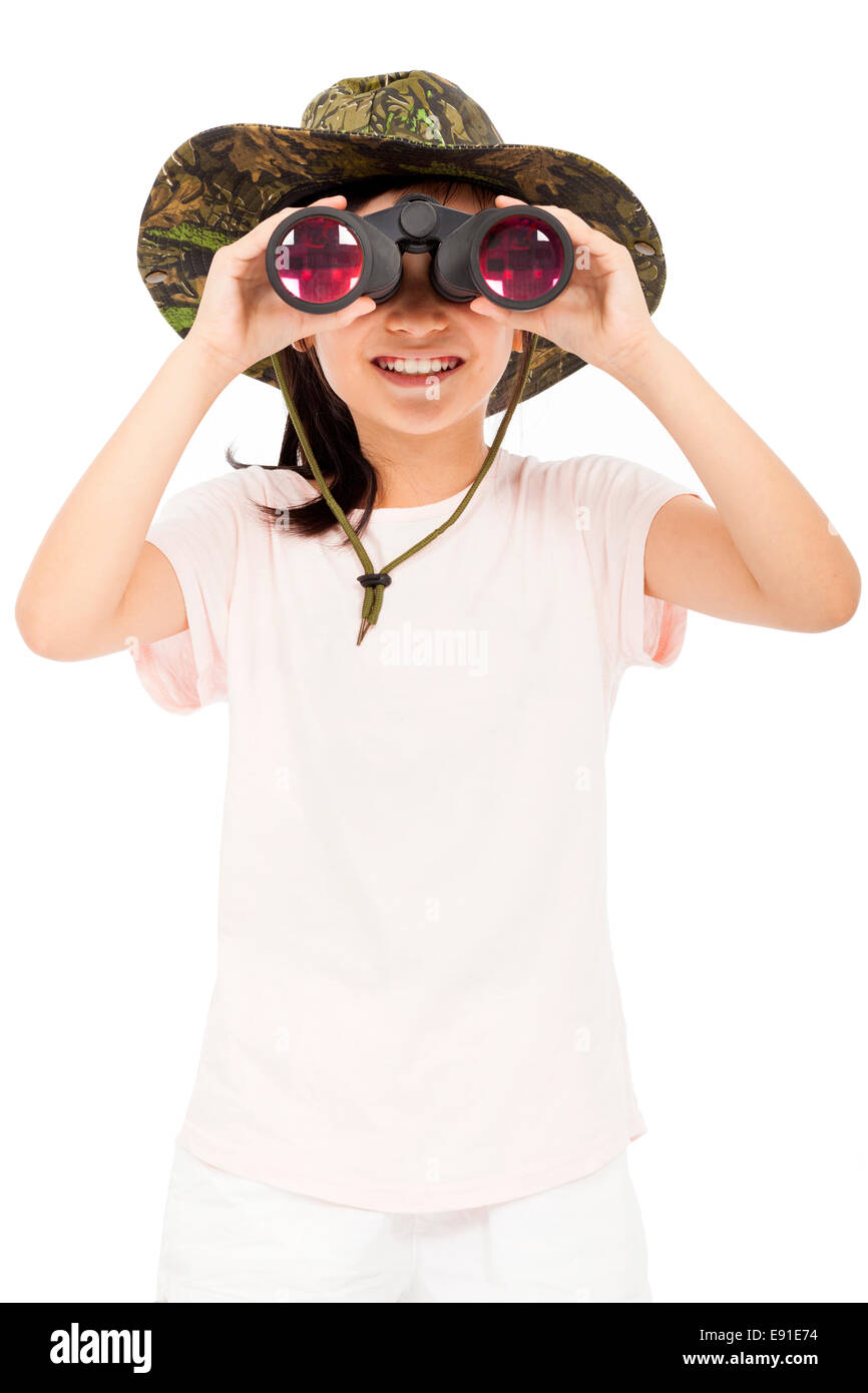 Asian sorridente bambina guardando attraverso il binocolo. isolato su sfondo bianco Foto Stock