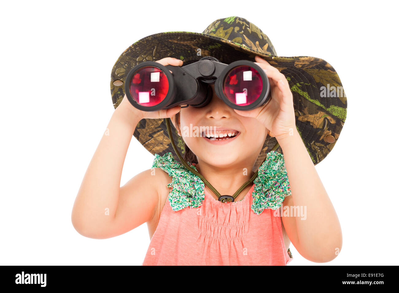 Asian sorridente bambina guardando attraverso il binocolo. isolato su sfondo bianco Foto Stock