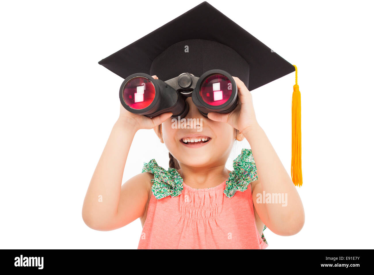 Bambina studente che sta cercando attraverso il binocolo. isolato su sfondo bianco Foto Stock